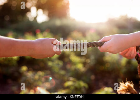 Junge und Mädchen ziehen ein Seil Stockfoto