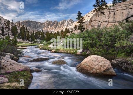 Rock Creek und Mounts Mallory, LeConte und Corcoran, Sequoia National Park, Kalifornien, USA Stockfoto