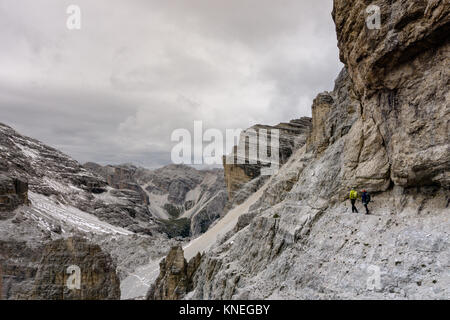 Bergsteiger auf einem ausgesetzten Klettersteig in Südtirol in den italienischen Dolomiten Stockfoto