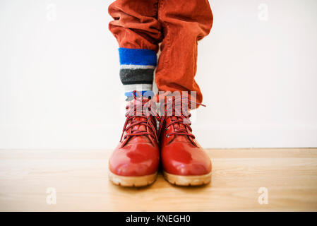 Nahaufnahme eines Jungen mit seiner Hose verstaut in einer seiner Socken Stockfoto