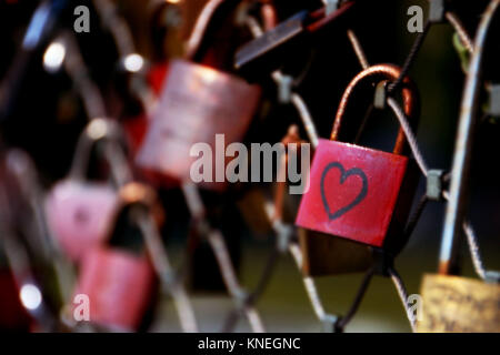 In der Nähe von Schlössern an einem Maschendrahtzaun Stockfoto