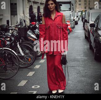 PARIS - 28. September 2017 Frau auf der Straße während der Paris Fashion Week Stockfoto