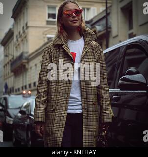 PARIS - 28. September 2017 Frau auf der Straße während der Paris Fashion Week Stockfoto