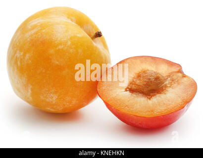 Frische Pflaumen auf weißem Hintergrund Stockfoto