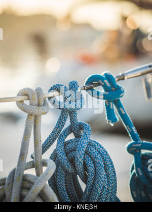 Seile auf einem Segelboot Stockfoto