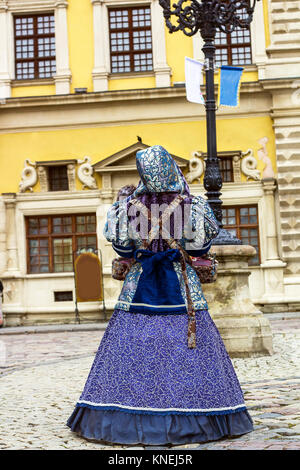 Mädchen in altmodischen Kleid zu Fuß auf der Straße der Stadt Lviv, Ukraine Stockfoto