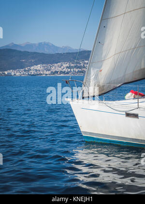 Bug von einem Segelboot auf dem Meer, Kavala, Griechenland Stockfoto