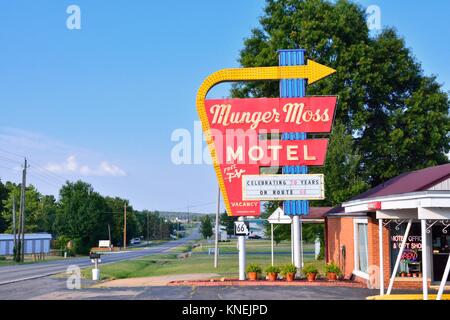 Libanon, Missouri, USA - 18. Juli 2017: Munger Moss Motel und vintage Leuchtreklame auf der historischen Route 66 in Missouri. Stockfoto