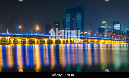 Das Tor des Orients durch die Jinji See in Suzhou, China. Stockfoto