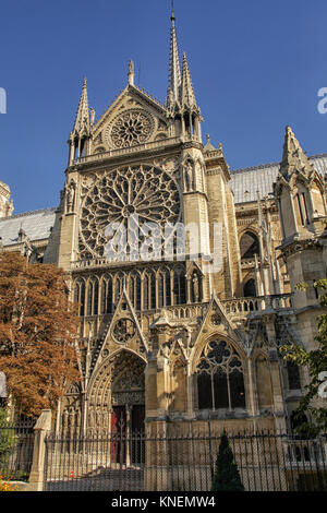 Kathedrale Notre-Dame in Paris.External Details in schwarz und weiß Stockfoto