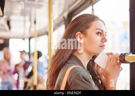 Junge Frau auf Straßenbahn sie den Blick durch das Fenster Stockfoto