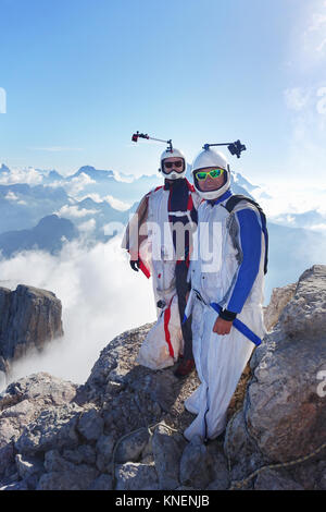 Porträt von zwei wingsuit Base Jumper Vorbereitung zu fliegen Stockfoto