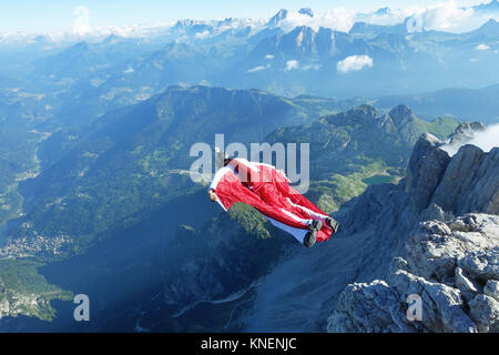 Männliche wingsuit Base Jumper vom Klippe Stockfoto