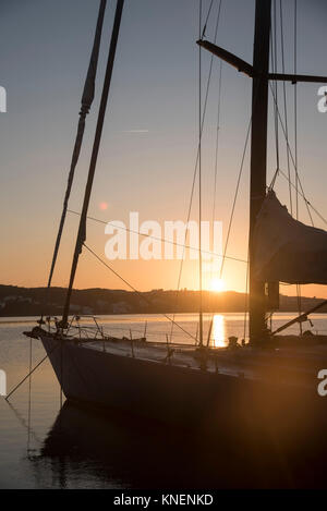 Yacht im Hafen bei Sonnenuntergang, Mahon, Menorca, Spanien Stockfoto