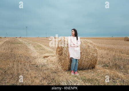 Frau in regenmantel von Hay, Odessa, Ukraine Stockfoto