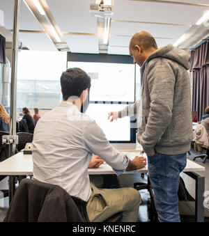 Die Kollegen in der Diskussion, auf PC-Monitor Stockfoto