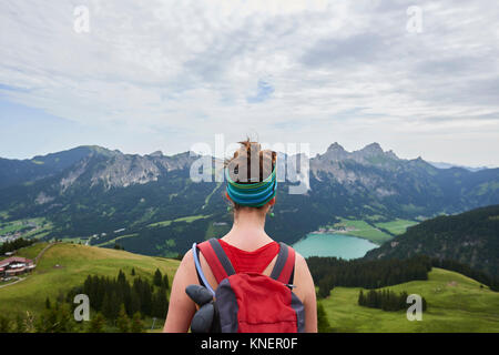 Ansicht der Rückseite des weiblichen Wanderer mit Blick über Tal in den Tannheimer Bergen, Tirol, Österreich
