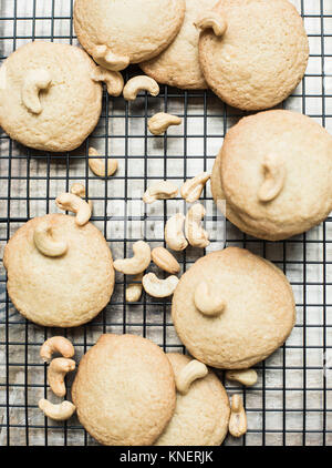 Cookies auf Kühlung Rack mit Cashew-nüssen, close-up Stockfoto