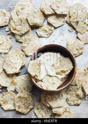 Multi-Korn Cracker mit Hummus dip, close-up Stockfoto