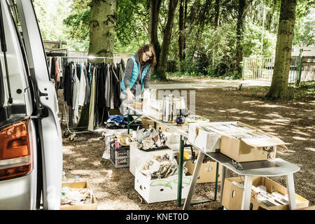 Weibliche stall Inhaber Vorbereitung in der zweiten Hand am Wald Flohmarkt Abschaltdruck Stockfoto