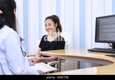 Arzt Rücksprache mit patient Stockfoto
