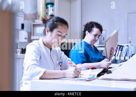 Medizinische Fachleute im Krankenhaus arbeiten Stockfoto
