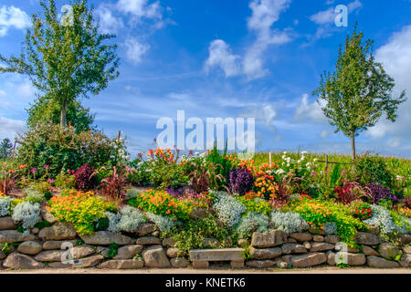 Steingarten in St-Fraimbault ein Dorf in der Normandie Orne im Sommer, Frankreich Stockfoto