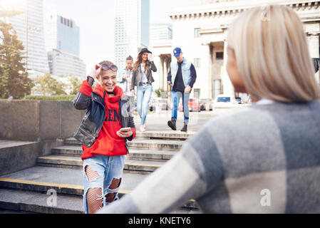 Zwei junge weibliche Freunde Begrüßung in der Stadt Stockfoto