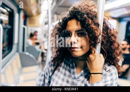 Frau im öffentlichen Verkehr, Mailand, Italien Stockfoto