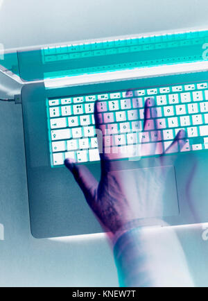 Die Computerkriminalität, Hacker Angriff auf einen Computer Laptop mit einem Virus Stockfoto