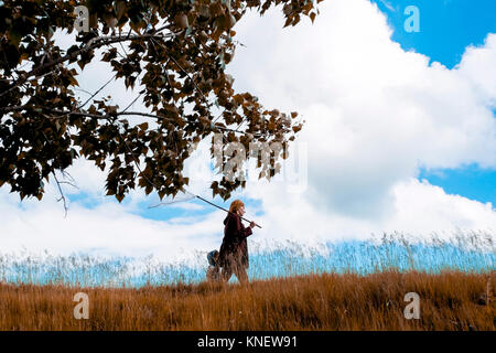 Mutter und Sohn gehen durch Feld, Ural, Tscheljabinsk, Russland, Europa Stockfoto
