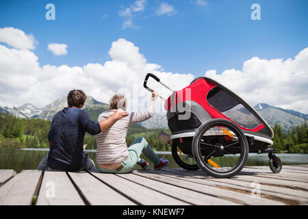 Senior Paar mit Jogging Stroller, Sommertag. Stockfoto