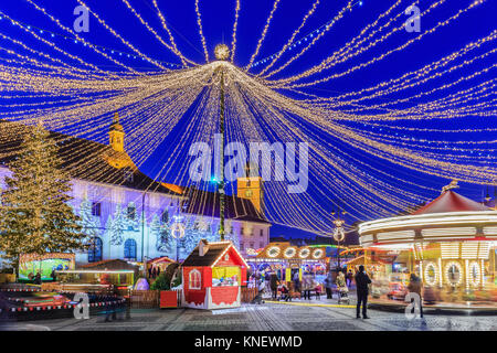 Sibiu, Rumänien. Weihnachtsmarkt in der Dämmerung. Siebenbürgen, Rumänien. Stockfoto