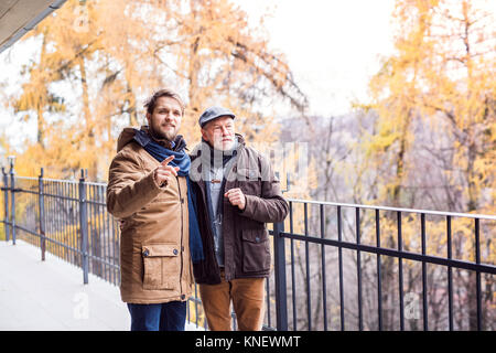 Senior Vater und seinem jungen Sohn auf einem Spaziergang. Stockfoto