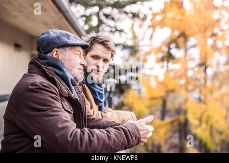 Senior Vater und seinem jungen Sohn auf einem Spaziergang. Stockfoto