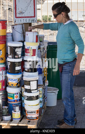 Spanische Frau Entsorgung von Schmerz Dosen im Rat Recycling center in Spanien. Stockfoto