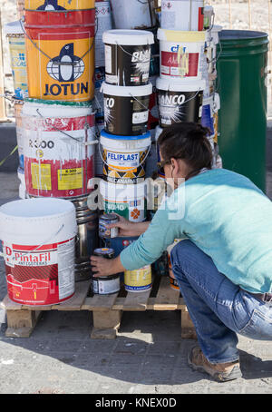 Spanische Frau Entsorgung von Schmerz Dosen im Rat Recycling center in Spanien. Stockfoto