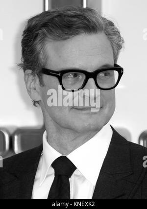 LONDON - Sept 18, 2017: Bild digital geändert werden schwarzweiß Colin Firth besucht die Kingsman: Der goldene Kreis Weltpremiere im Odeon Leicester Square Stockfoto