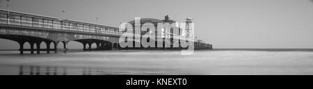 Ein kaltes Gefühl schwarze und weiße lange Belichtung von Bournemouth Pier. Stockfoto