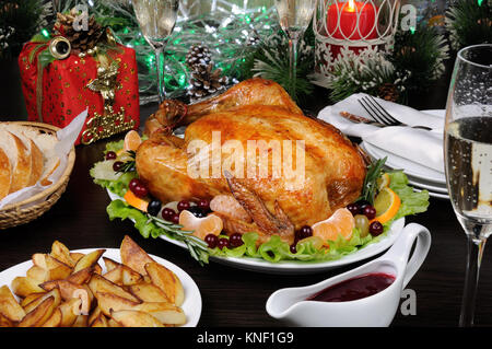 Zarte gebackenes Huhn mit eine appetitliche Kruste mit einem Citrus garnieren auf der Weihnachten Tabelle Stockfoto