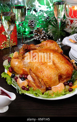 Zarte gebackenes Huhn mit eine appetitliche Kruste mit einem Citrus garnieren auf der Weihnachten Tabelle Stockfoto