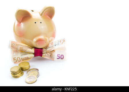 Piggy Bank mit einem Bogen von Banknoten und Münzen mit Kopie isolierten Raum Stockfoto