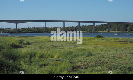 Straßenbrücke über den Fluss Orwell. Stockfoto