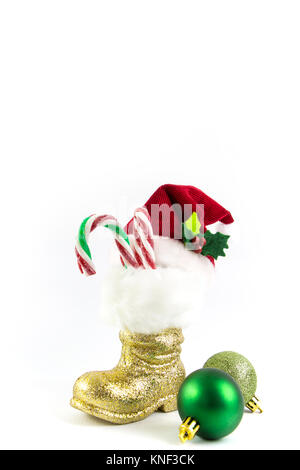 Santas golden Boot und Red Hat mit Weihnachten Kugeln isoliert Stockfoto