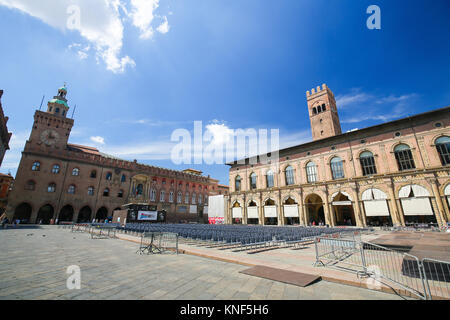 Palazzo del Podesta und Palazzo d'Accursio (oder Palazzo Comunale) an der Piazza Maggiore im Zentrum von Bologna, Italien. Stockfoto