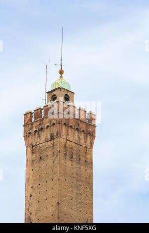 11. Jahrhundert Asinelli Turm, einer der beiden Türme oder Due Torri, beide Schiefen, Symbol von Bologna, Italien. Stockfoto