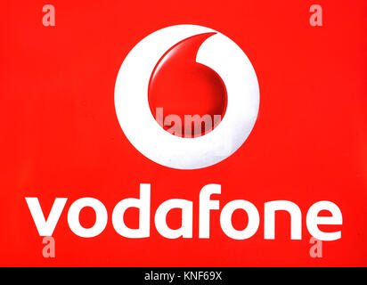 Plakat mit Vodafone Logo. Vodafone Group Plc/ˈVoʊdəfoʊn/ist eine britische multinationalen Telekommunikationsunternehmen mit Sitz in Lon Stockfoto