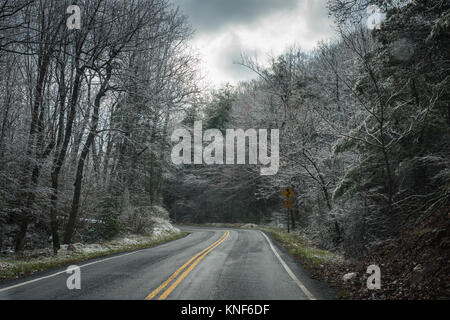 Wicklung im Straßenverkehr im Winter, Schnee und Eis staub Bäume auf dem Blue Ridge Parkway in Virginia, USA. Stockfoto