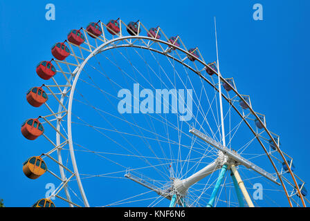 Niedrige Schuß des riesigen und bunten Riesenrad. In einem Vergnügungspark in Seoul, Korea. Symbolisiert, Urlaub, Urlaub, Spaß, Erholung und Genuss. Stockfoto