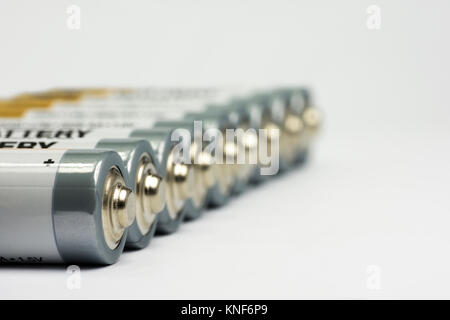 Zeile liegen AA-Batterie auf weißem Hintergrund mit verschwommenen Hintergrund Stockfoto